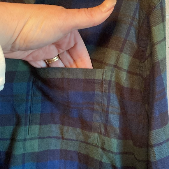 💚A warm plaid shirt just in time for cool temperatures. - Picture 3 of 5